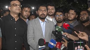 হামলার বিচার না হলে গলায় গামছা পরাব: সিঙ্গাপুর থেকে ফিরে নুর