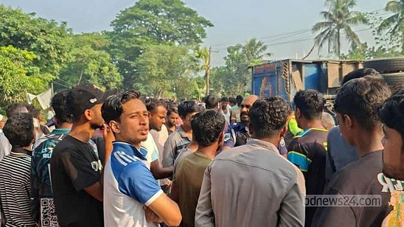 পাবনায় ট্রাক চাপায় স্কুল শিক্ষার্থীসহ নিহত ৩