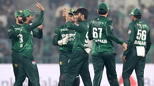 দক্ষিণ আফ্রিকাকে ১১০ রানে গুটিয়ে সমতায় পাকিস্তান