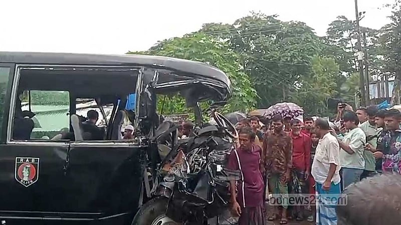 পটুয়াখালীতে র‌্যাবের মিনিবাসের সঙ্গে বাসের সংঘর্ষ, নিহত ২