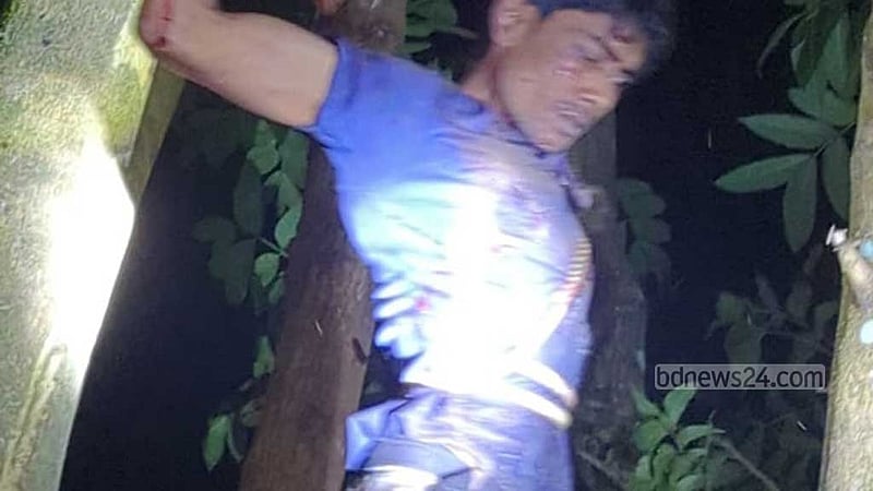 বাড়ির ৬ জনকে কুপিয়ে গাছে চড়ে বসেন যুবক, নিহত শিশু