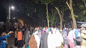 রাবি অধ্যাপকের ফেইসবুক পোস্ট নিয়ে বিক্ষোভ