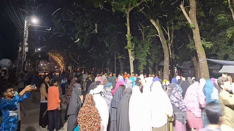 রাবি অধ্যাপকের ফেইসবুক পোস্ট নিয়ে বিক্ষোভ