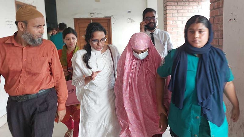 ঢাবি ছাত্রীকে ‘মারধর’: কারণ জানতে চাইল আদালত, যা বললেন পরিচালক