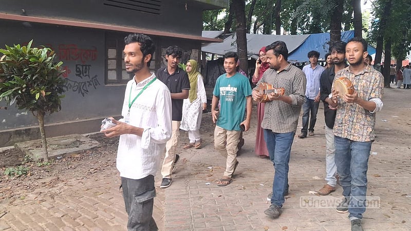 রাকসু ভোট উৎসব: গান-আড্ডা, ছবি তোলায় মেতেছেন শিক্ষার্থীরা