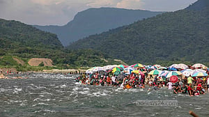 সাদাপাথরে বাড়ছে পর্যটক