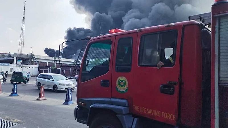 ভয়াবহ আগুনে পুড়ছে শাহজালালের কার্গো ভিলেজ