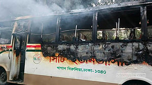 সাভারে ড্যাফোডিল ও সিটি বিশ্ববিদ্যালয় শিক্ষার্থীদের সংঘর্ষ, অগ্নিসংযোগ
