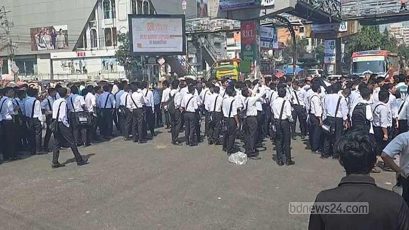সায়েন্স ল্যাব মোড়ে বদরুন্নেসা ও ঢাকা কলেজের শিক্ষার্থীদের বিক্ষোভ