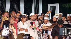 রাতেও শহীদ মিনারে আন্দোলনরত শিক্ষকরা