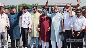 শরীয়তপুরকে ঢাকা বিভাগে রাখার দাবি, পদ্মা সেতুর টোল প্লাজায় অবরোধ