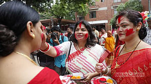 দেবীর বিদায়বেলায় ‘সিঁদুর খেলা'