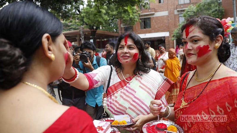 দেবীর বিদায়বেলায় ‘সিঁদুর খেলা'