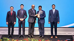 সিঙ্গাপুরে শ্রমিকের সাফল্যের কারিগর নাজমুল, পেলেন রাষ্ট্রপতি পদক