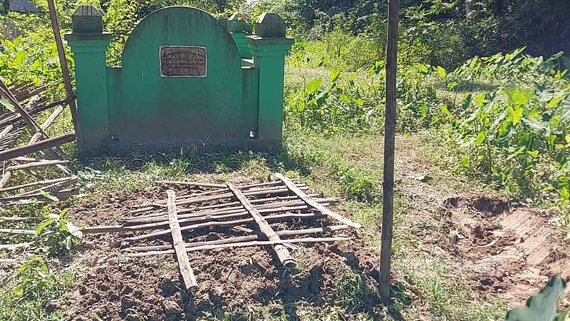 সিরাজগঞ্জে কবরস্থান থেকে ১৬ কঙ্কাল চুরি