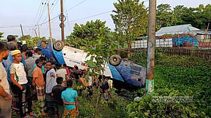 টাঙ্গুয়ার হাওরে যাওয়ার পথে পর্যটকবাহী বাস খাদে, মা-মেয়ে নিহত