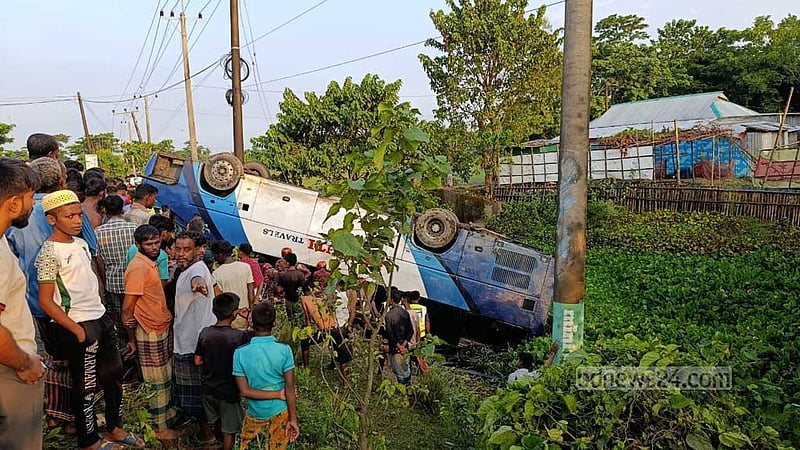 টাঙ্গুয়ার হাওরে যাওয়ার পথে পর্যটকবাহী বাস খাদে, মা-মেয়ে নিহত