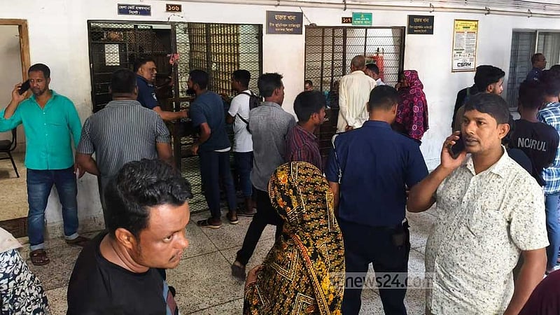 সিলেটে আদালতে সাংবাদিকের ওপর আসামির হামলা, মোবাইল ভাঙচুর