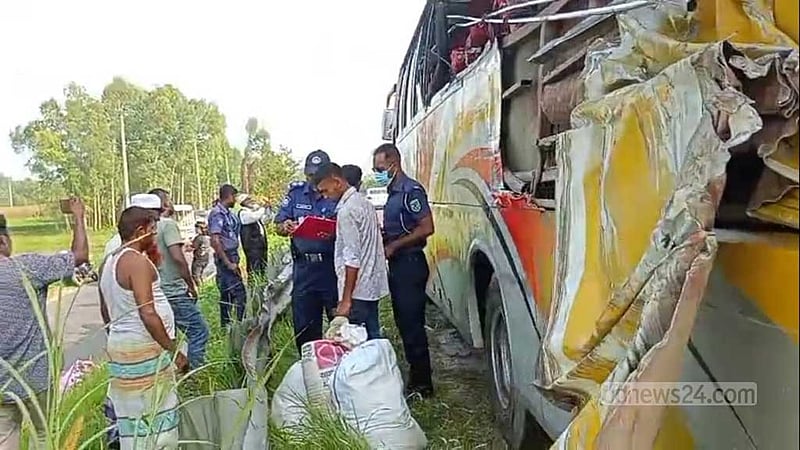 টাঙ্গাইলে বাসের সঙ্গে ট্রাকের সংঘর্ষে নিহত ৩