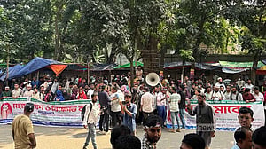 শিক্ষক নিয়োগ: টানা দ্বিতীয় দিনের মত রাজপথে প্রার্থীরা
