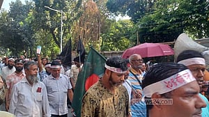 বিক্ষোভ শেষে শহীদ মিনারে ফিরলেন এমপিওভুক্ত শিক্ষকরা