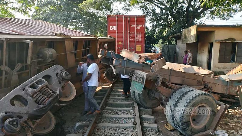 চট্টগ্রামে সংঘর্ষে ট্রাকের সঙ্গে উল্টাল ট্রেনের ইঞ্জিন, প্রাণ গেল একজনের