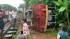 সিলেটে ‘উদয়ন এক্সপ্রেস’ লাইনচ্যুত, সারাদেশের সঙ্গে রেল যোগাযোগ বন্ধ