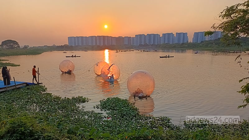 দিয়াবাড়ির লেকের বুকে যত আনন্দ