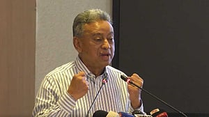 সংস্কার নিয়ে ১৪ মাস পরেও কেন আলোচনা, প্রশ্ন খসরুর