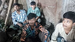 মোহাম্মদপুরে প্রকাশ্যে চাপাতি দেখিয়ে ছিনতাই, গ্রেপ্তার ৪