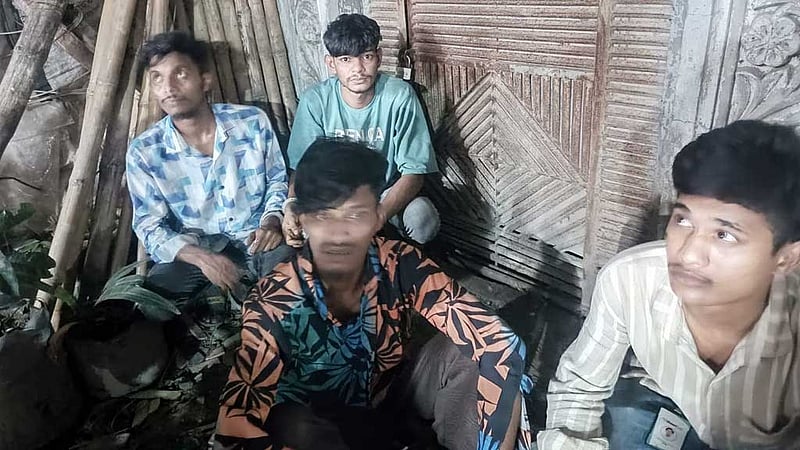 মোহাম্মদপুরে প্রকাশ্যে চাপাতি দেখিয়ে ছিনতাই, গ্রেপ্তার ৪