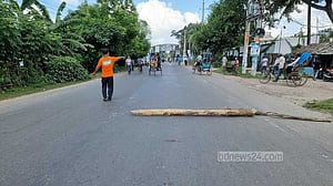 বাগেরহাটে চার সংসদীয় আসন পুনর্বহালের দাবিতে চলছে হরতাল, ভোগান্তি