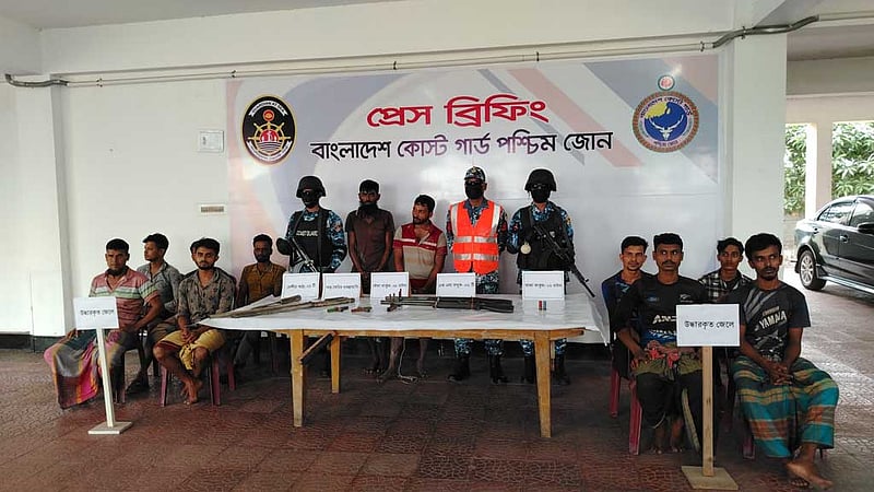 সুন্দরবনে ‘বনদস্যুদের হাতে জিম্মি’ ৯ জেলে উদ্ধার, অস্ত্র-গুলিসহ গ্রেপ্তার ২