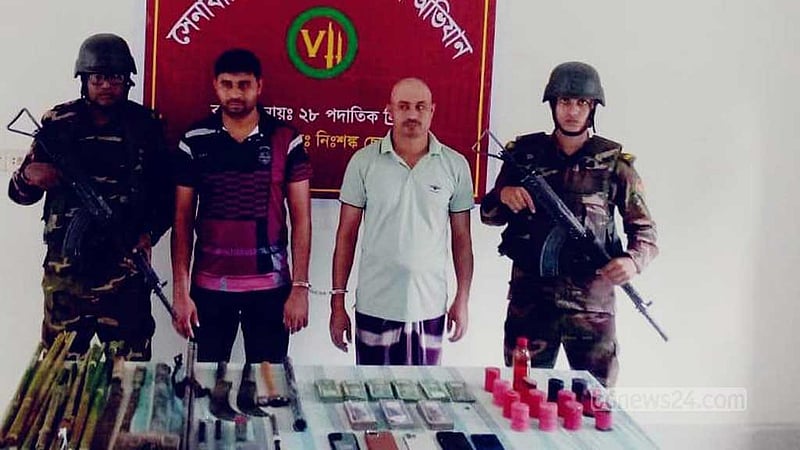 বরিশালে বাড়িতে মজুত করা হাতবোমা ও দেশি অস্ত্র উদ্ধার, ২ ভাই আটক