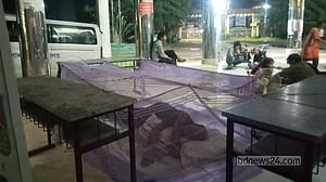 অনশনরত শিক্ষার্থীদের পাশে মশারি টানিয়ে রাতভর থাকলেন ভিসি
