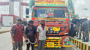 বেনাপোল বন্দরে এয়ার পিস্তলসহ ভারতীয় ট্রাক চালক ও তার সহকারী আটক