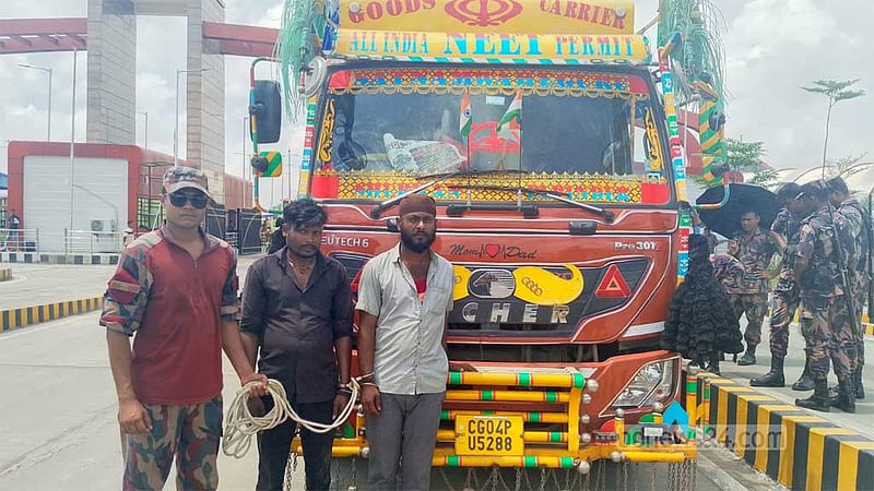 বেনাপোল বন্দরে এয়ার পিস্তলসহ ভারতীয় ট্রাক চালক ও তার সহকারী আটক