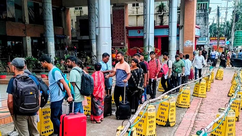 পূজার ছুটিতে বেনাপোল দিয়ে বেড়েছে যাত্রী চলাচল