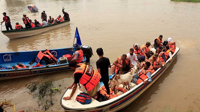 পাকিস্তানের বন্যাকবলিত মুলতানে উদ্ধারকারীদের নৌকা ডুবে ৫ মৃত্যু