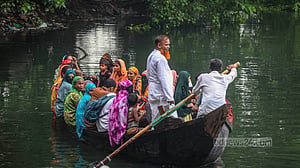 কড়াইল বস্তিতে খেয়ায় পারাপার