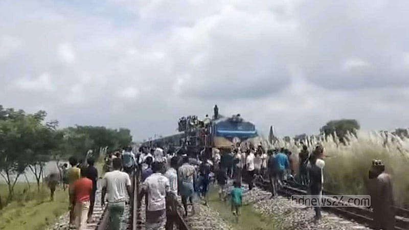 আখাউড়ায় অবৈধ ক্রসিং বন্ধের চেষ্টার প্রতিবাদে ২ ট্রেন আটকে বিক্ষোভ