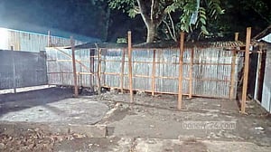 আকবর আলী খানের পরিবারের জায়গা থেকে সরল প্রেস ক্লাবের সাইনবোর্ড