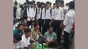 চাঁপাইনবাবগঞ্জে পলিটেকনিক শিক্ষার্থীদের সড়ক অবরোধ, বিক্ষোভ