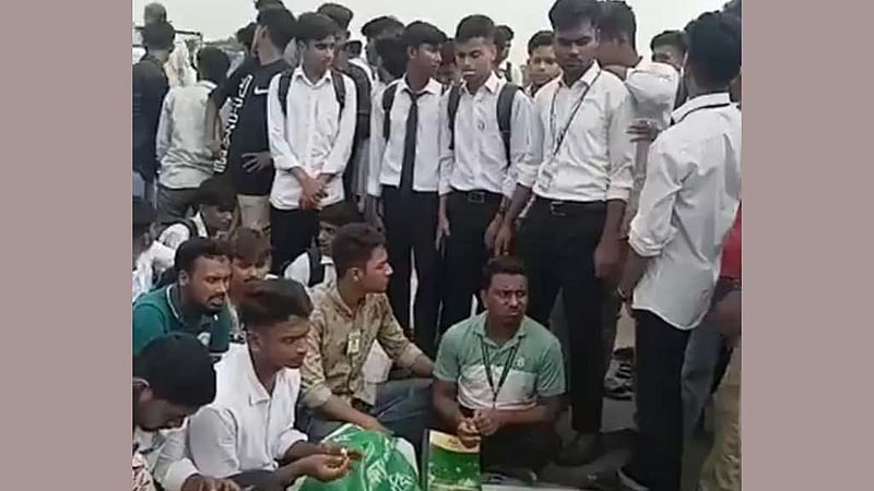 চাঁপাইনবাবগঞ্জে পলিটেকনিক শিক্ষার্থীদের সড়ক অবরোধ, বিক্ষোভ
