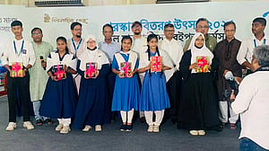 বই পড়ে পুরস্কার পেল চট্টগ্রামের ৬ হাজার শিক্ষার্থী