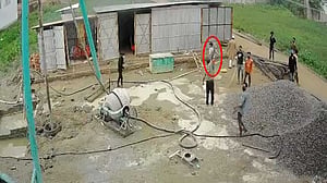 চট্টগ্রামের বায়েজিদে ‘চাঁদার দাবিতে’ প্রকাশ্যে অস্ত্র উঁচিয়ে গুলি