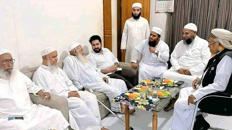 হেফাজতের আমিরের সঙ্গে এনসিপি আহ্বায়কের বৈঠক
