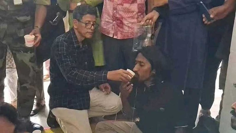 উপাচার্যের আশ্বাসে অনশন ভাঙলেন চট্টগ্রাম বিশ্ববিদ্যালয়ের ৯ শিক্ষার্থী