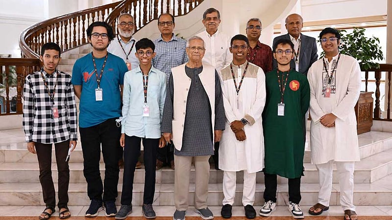 প্রধান উপদেষ্টার সঙ্গে অলিম্পিয়াডে ব্রোঞ্জজয়ী ৬ শিক্ষার্থীর সাক্ষাৎ