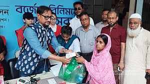 পরিত্যক্ত প্লাস্টিকের বিনিময়ে বিদ্যানন্দ দিচ্ছে চিকিৎসা সেবা